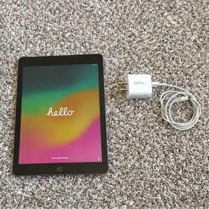 Like New Apple 6th Generation 32GB iPad With NO FLAWS & Charging Bank With Cord!